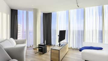 Escrivaninha, cortinas blackout, quartos à prova de som