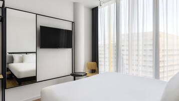 Escritorio, cortinas blackout, sistema de insonorización y wifi gratis