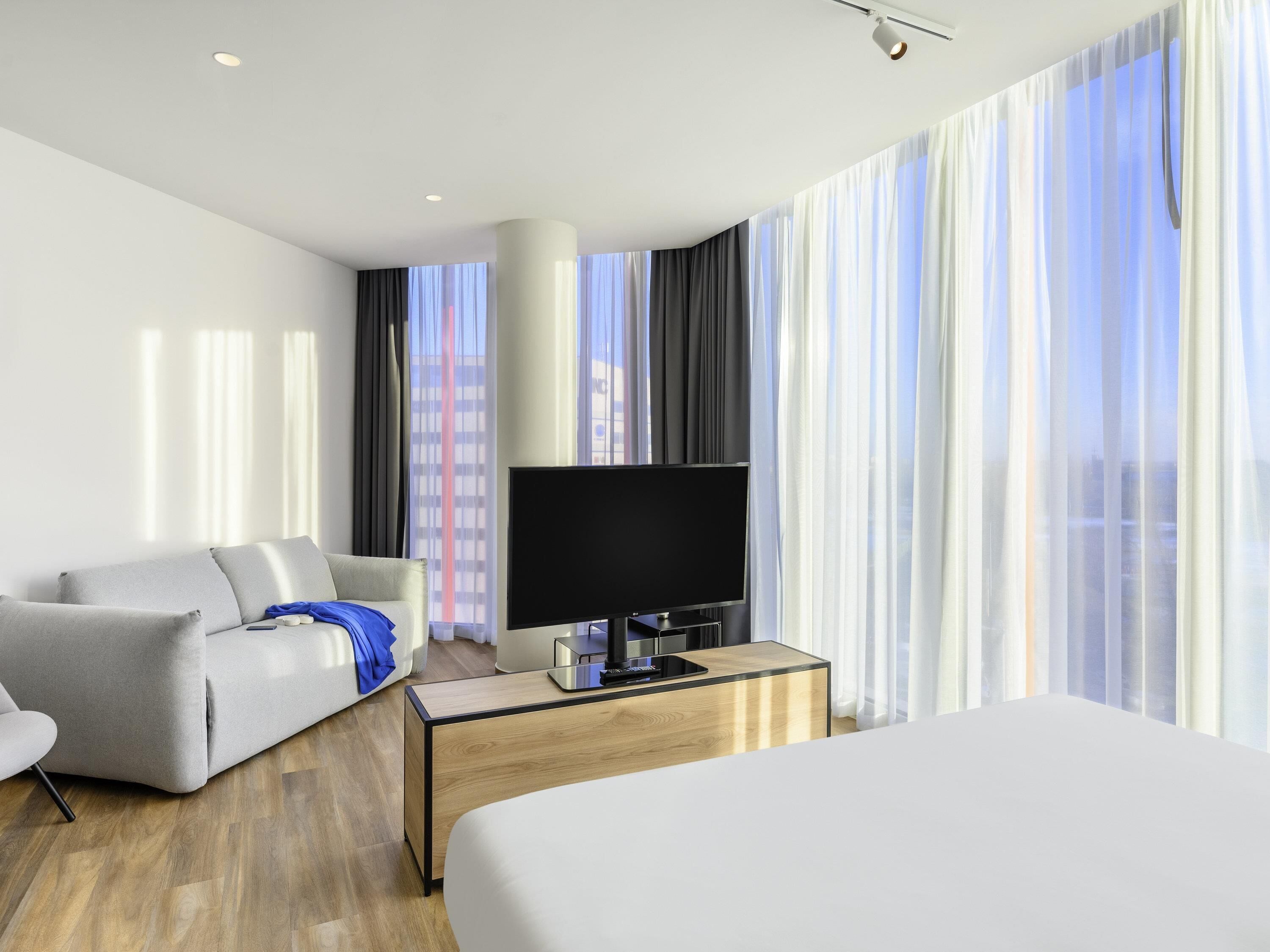 Escritorio, cortinas blackout, sistema de insonorización y wifi gratis 