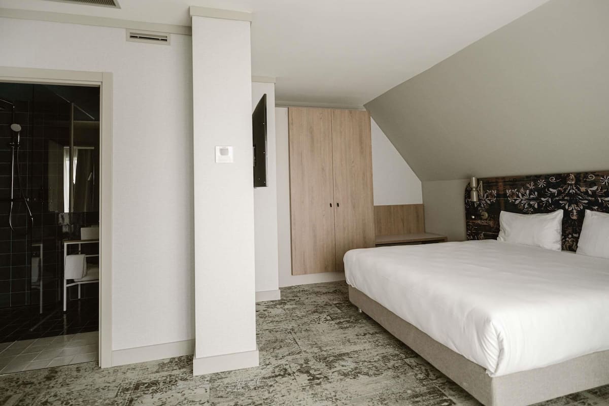 Premium bedding, minibar, in-room safe, soundproofing