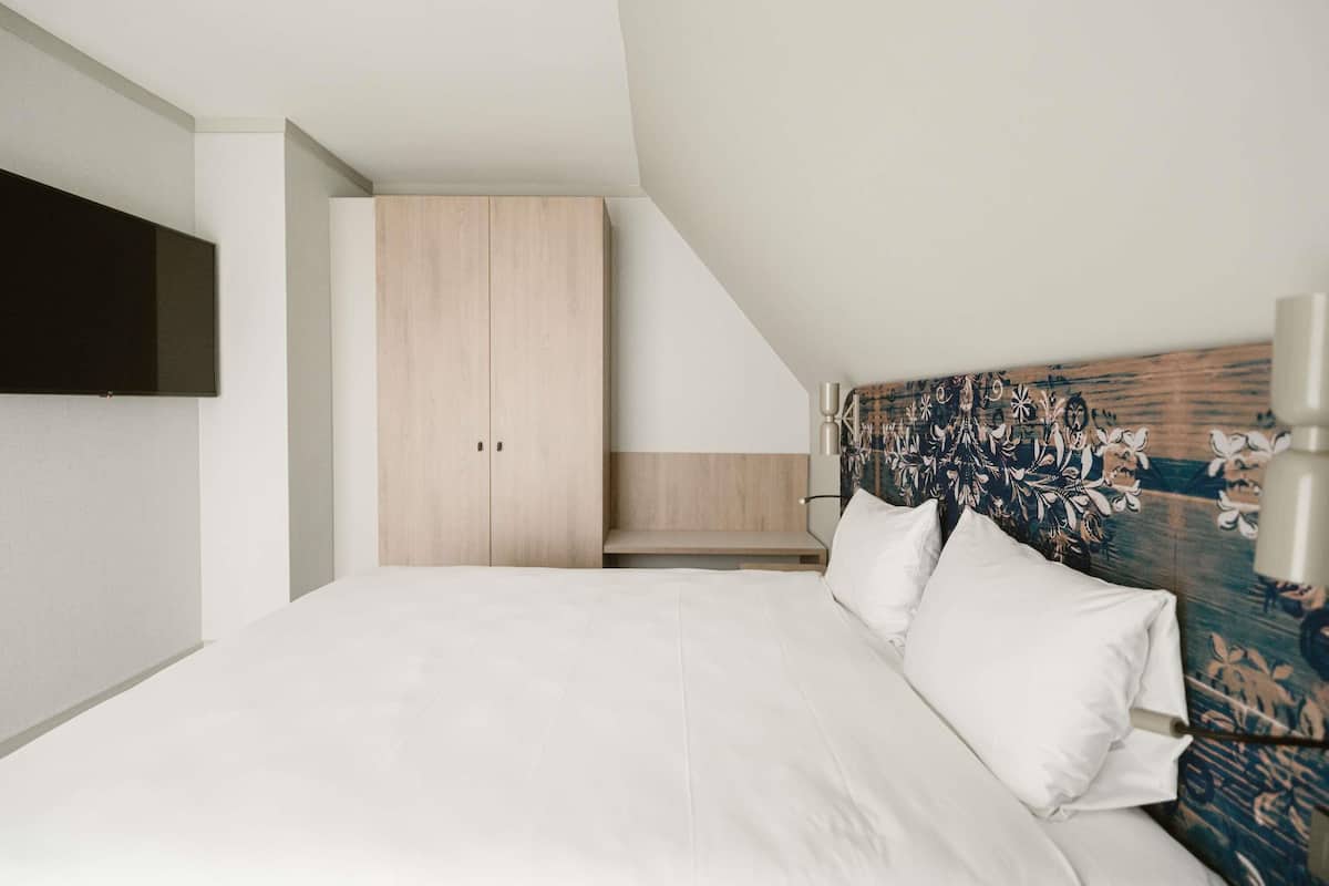 Quarto clássico, 1 cama King | 1 quarto, roupas de cama premium, frigobar, cofres nos quartos