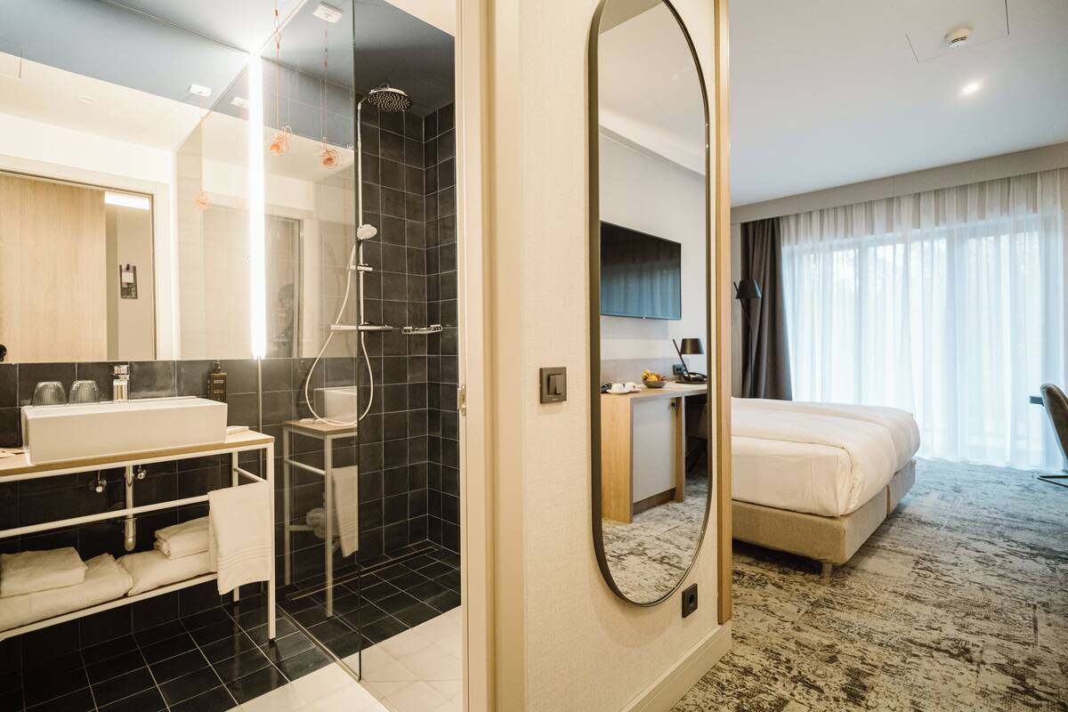 Superior Room, 1 King Bed | 高級寢具、迷你吧、房內夾萬、隔音