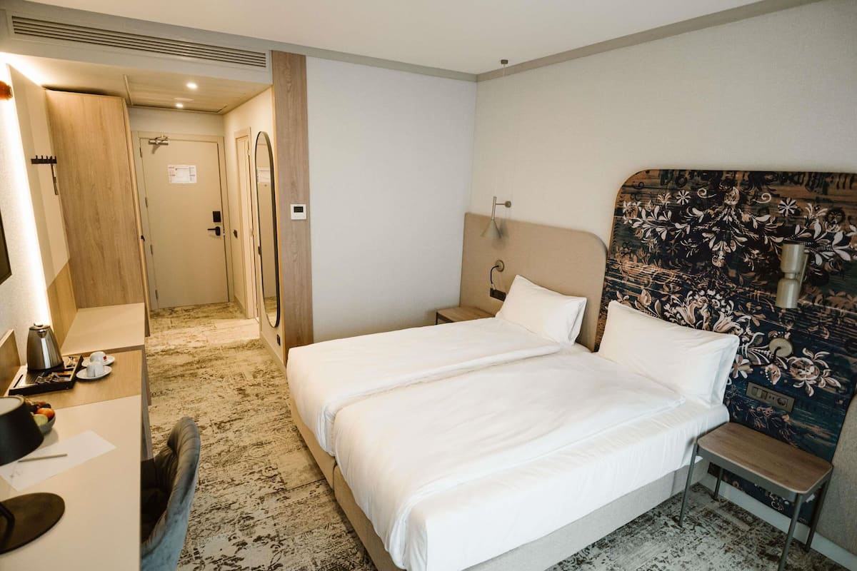 Quarto superior, 2 camas de solteiro | 1 quarto, roupas de cama premium, frigobar, cofres nos quartos