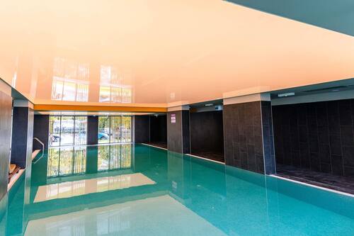 Una piscina cubierta