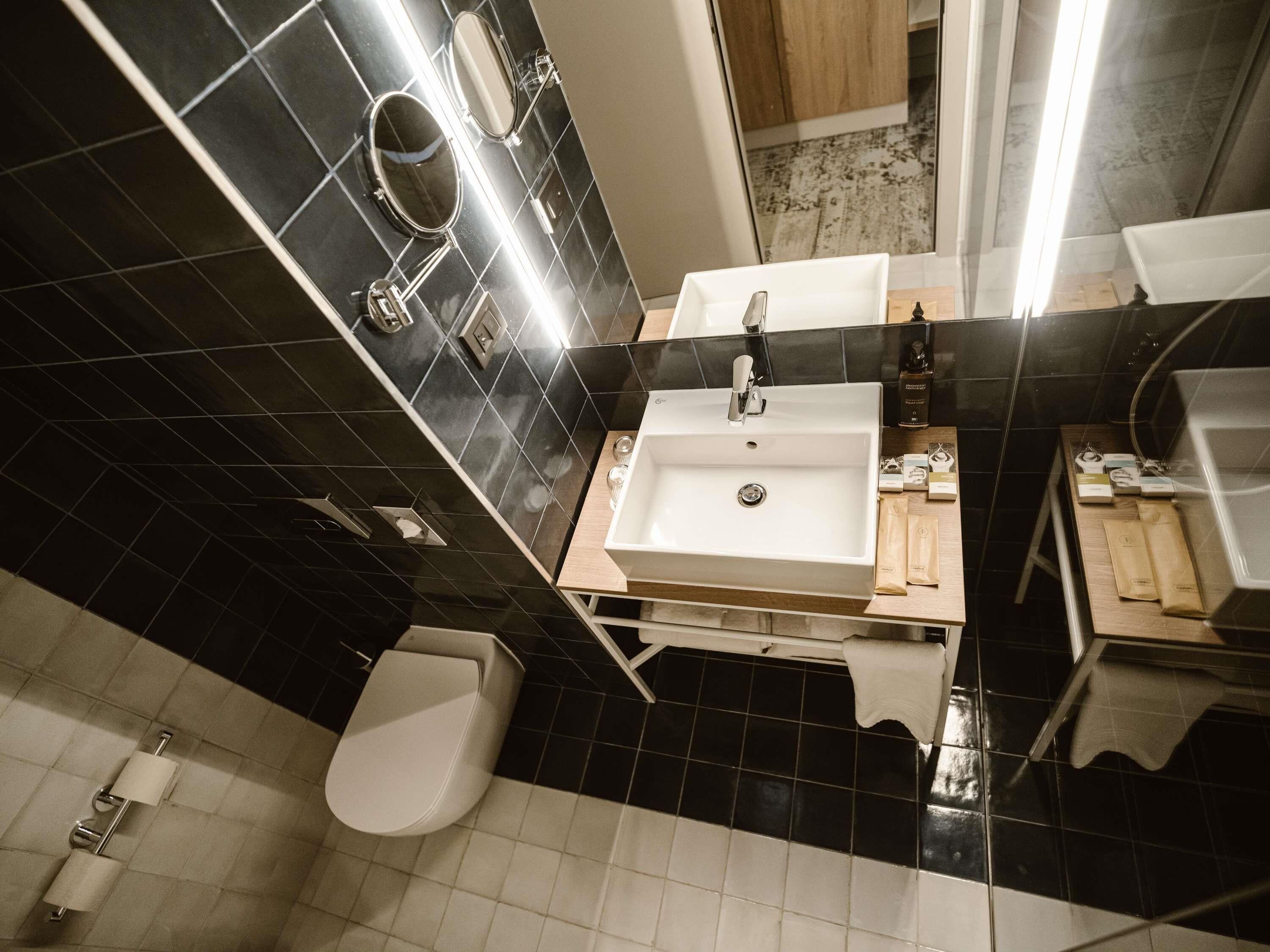 高档床上用品、迷你吧、客房内保险箱、隔音