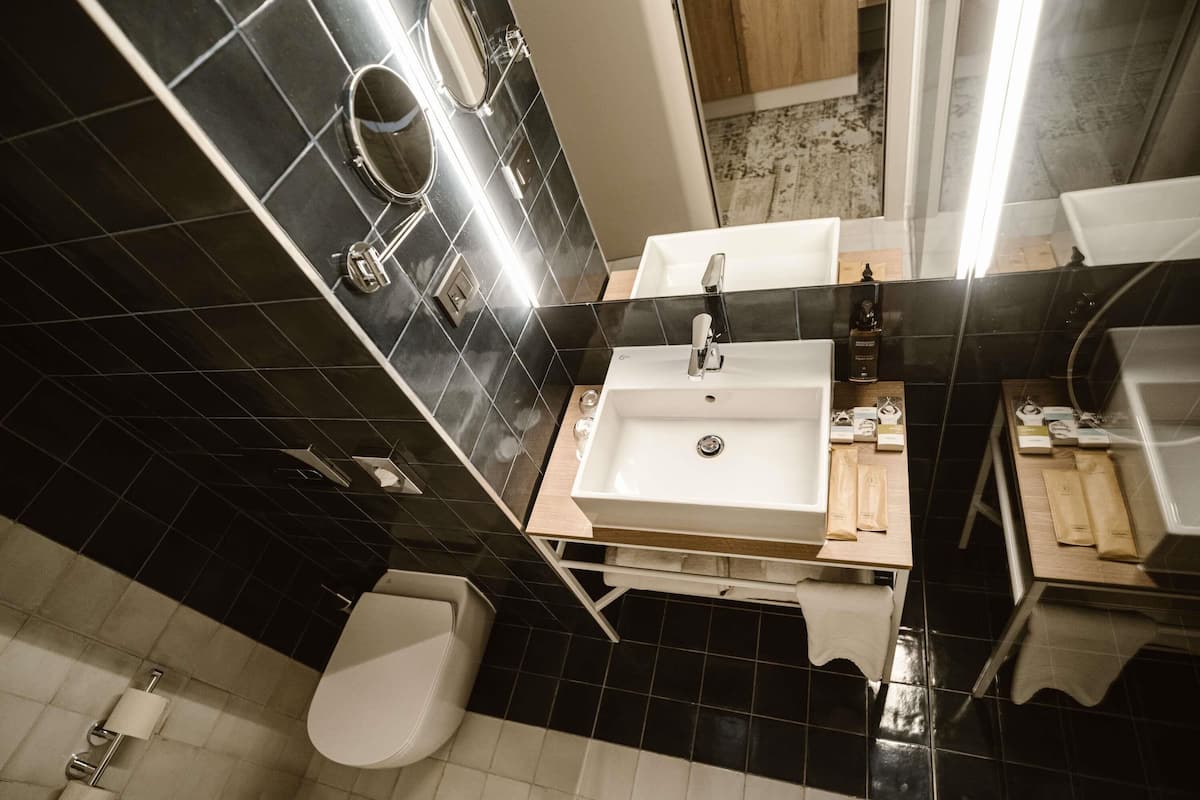 Premium bedding, minibar, in-room safe, soundproofing