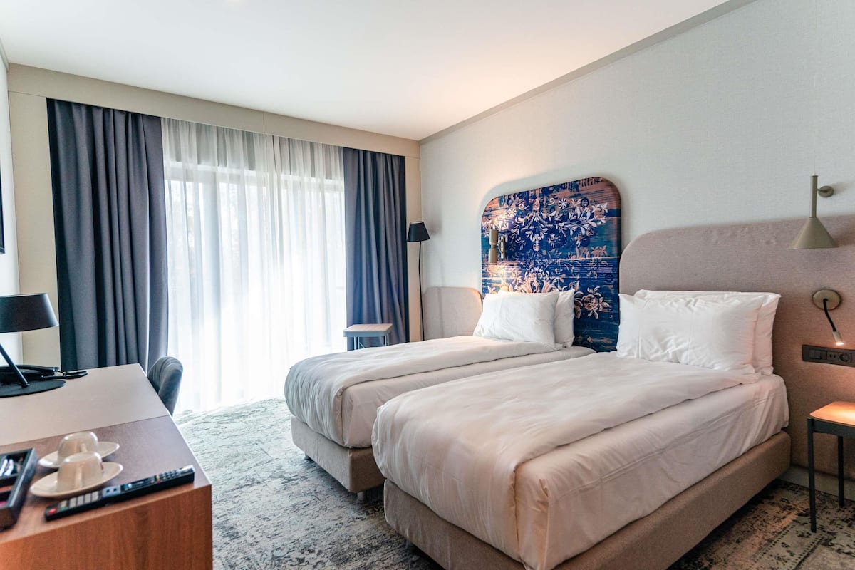 Classic Room, 2 Twin Beds | 1 bedroom, premium bedding, minibar, in-room safe