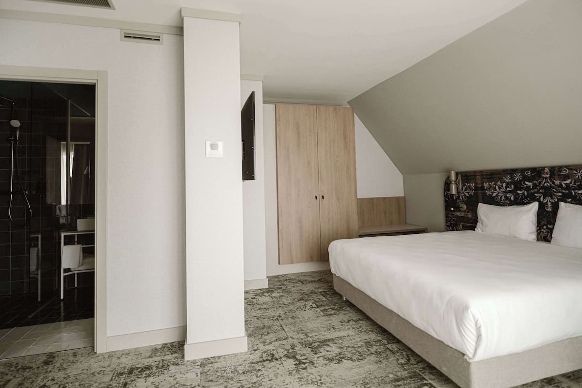 1 sovrum, sängtillbehör av högsta kvalitet och minibar