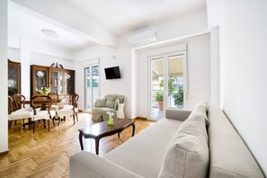 Smart TV, books - Φωτεινό Αρχοντικό Διαμέρισμα
 (Athina)