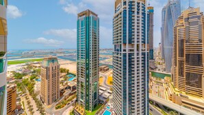 Un edificio moderno di grandi dimensioni, con un design architettonico innovativo, diversi piani e una torre centrale imponente.