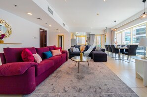 Appartement « Premier », 2 chambres, non-fumeurs, vue marina | Coin séjour | TV connectée de 49 pouces avec chaßnes par cùble, télévision