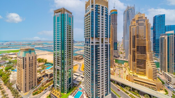 Un edificio moderno di grandi dimensioni, caratterizzato da numerosi piani e un ingresso ben visibile.