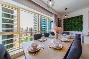Appartement « Premier », 2 chambres, non-fumeurs, vue marina | Salle à manger