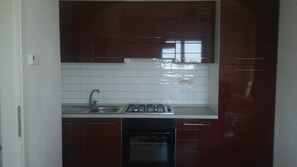 Kühlschrank, Ofen, Herdplatte, Wasserkocher mit Kaffee-/Teezubehör