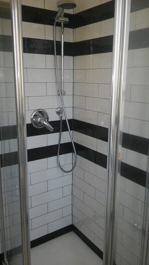 Dusche, Haartrockner, Bidet, Handtücher