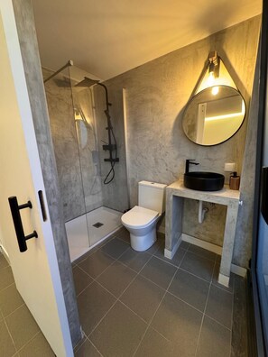 Hair dryer, bidet, towels, toilet paper