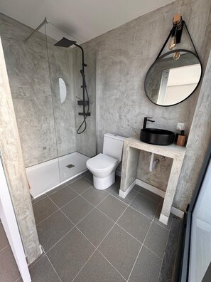 Hair dryer, bidet, towels, toilet paper - Quarto em Ambiente Familiar Entre a Serra e o mar (Alcabideche)