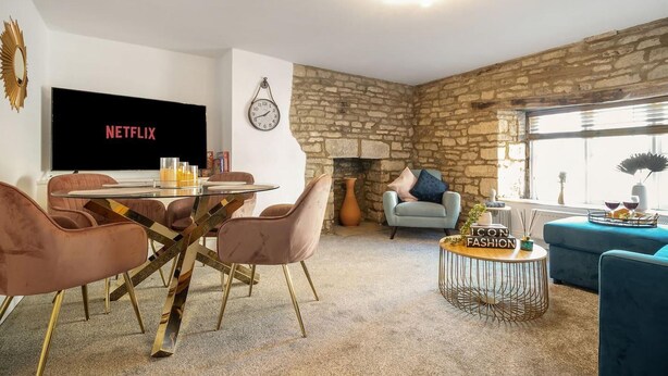 Apartamento, varias camas | Zona de estar