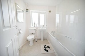 Hus - flera sÀngar | Badrum | Gratis toalettartiklar, hÄrtork och handdukar