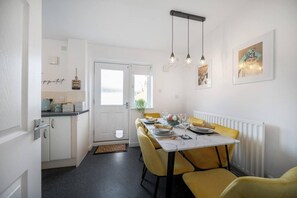 Casa, varias camas | Restaurantes