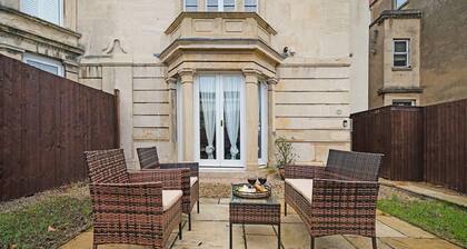 Huge House Pool Table Parking Garden sky tv Wifi