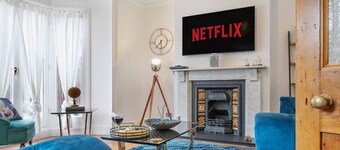 Huge House Pool Table Parking Garden sky tv Wifi