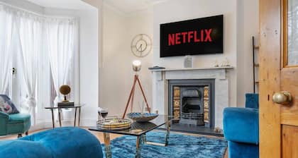 Huge House Pool Table Parking Garden sky tv Wifi