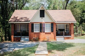 Exterior - Close to Downtown, Emma B's Place (Montgomery)