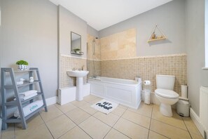 Casa, 1 cama Queen e sofá-cama | Banheiro | Chuveiro/banheira combinados, banheira de imersão