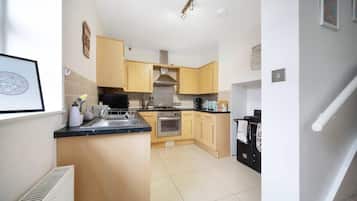 Rumah, 1 Tempat Tidur Queen dengan tempat tidur Sofa | Dapur pribadi | Lemari es, microwave, oven, dan kompor