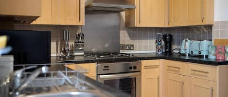 House, 1 Queen Bed with Sofa bed | Private kitchen | Fridge, microwave, oven, stovetop