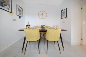 House, 1 Queen Bed with Sofa bed | Dining - Lovely Little House, Free Parking, Smart tv, Wifi (Gloucester)