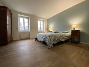 8 dormitorios, escritorio, wifi gratis y ropa de cama