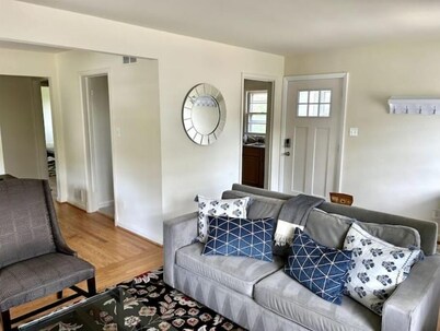 Sunny Hilltop 2-BR Top Floor in Arlington