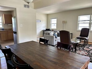 Smart TV - Sunny Hilltop 2-BR Top Floor in Arlington (Arlington)