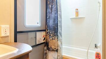 Regadera, secadora de cabello, toallas, jabón