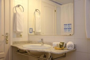 SĂšche-cheveux, serviettes fournies, savon, shampoing
