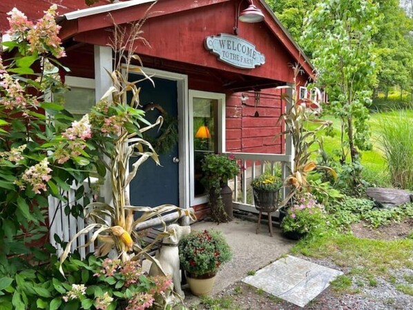 Exterior detail - Cottage at Over & Under Farm (Salem)