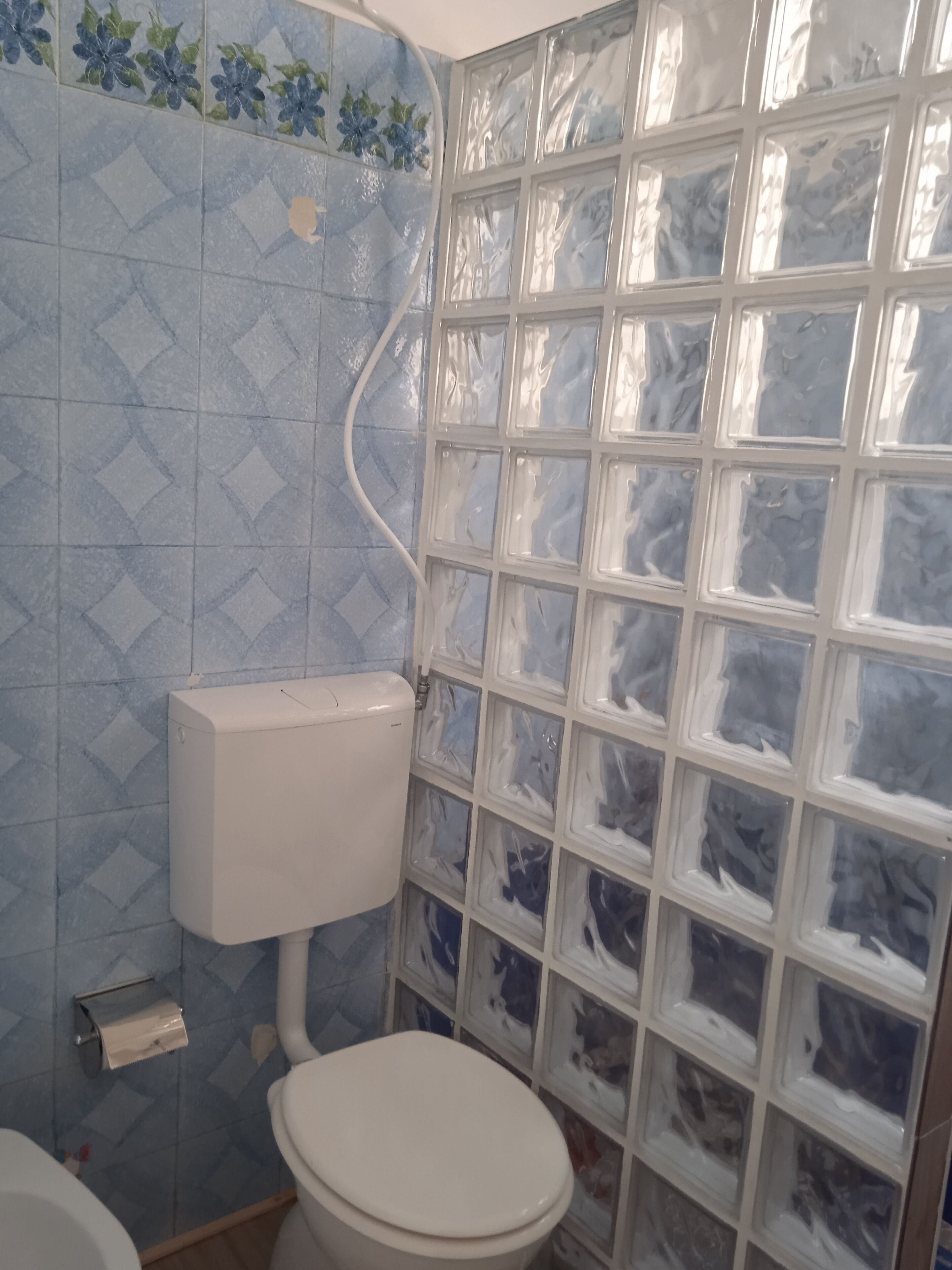 Douche, sèche-cheveux, bidet, serviettes fournies