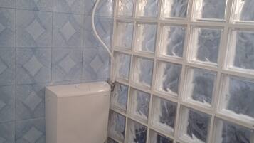 Douche, sĂšche-cheveux, bidet, serviettes fournies