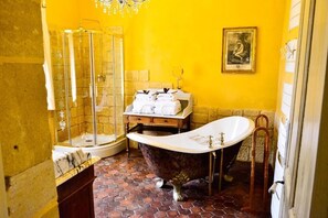 Bathroom - Château d'Origny  (Ouches)