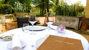 Lunch and dinner served - Château d'Origny  (Ouches)