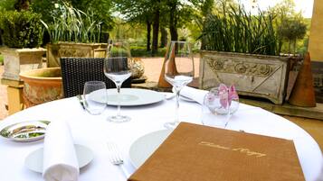 Lunch and dinner served, French cuisine