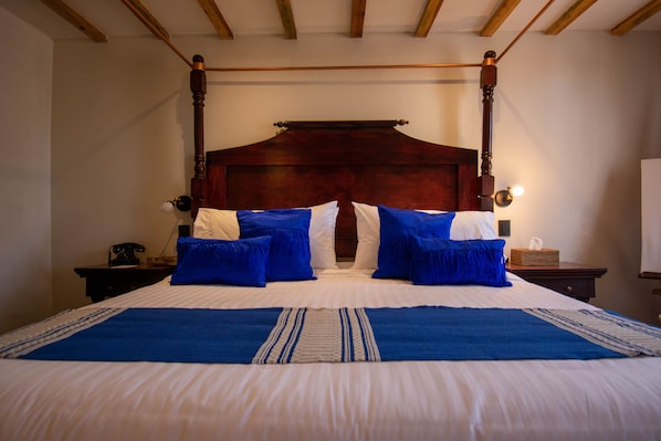 Deluxe Suite, 1 King Bed, City View | Premium bedding, down comforters, pillowtop beds, minibar