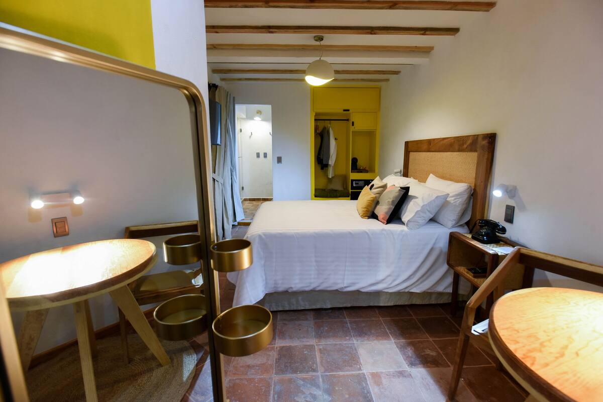 Standaard kamer, 1 queensize bed, aan de binnenplaats | Luxe beddengoed, donzen dekbedden, pillowtop-bedden, een minibar