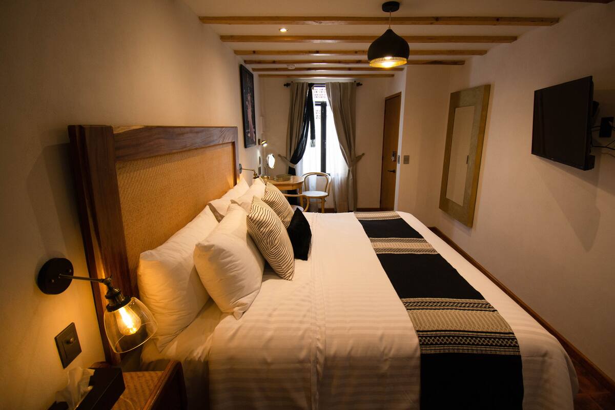 Habitación superior, 1 cama de matrimonio grande | Ropa de cama de alta calidad y edredones de plumas