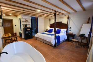 Suite Deluxe, 1 letto king, vasca da bagno, vista città | Biancheria da letto di alta qualità, cassaforte in camera