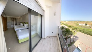 Un balcon avec vue sur la campagne.