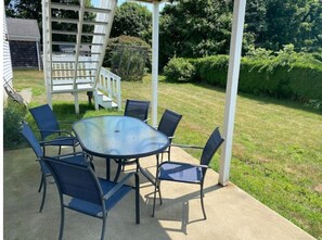 Outdoor dining - Spacious 4-bed located 1 mile from Newport Beaches (Middletown)
