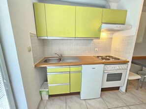 Fridge, oven, stovetop